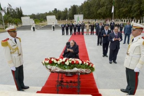 Bouteflika se recueille à la mémoire des martyrs de la Révolution