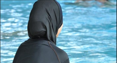 La justice suspend l'interdiction du burkini en France