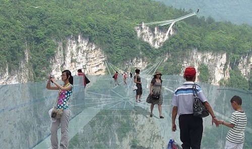 Chine: le pont en verre le plus long du monde s'ouvre au public