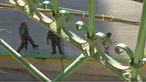 Rue réservée aux colons : des soldats israéliens confisquent le vélo d’une enfant Palestinienne (vidéo)